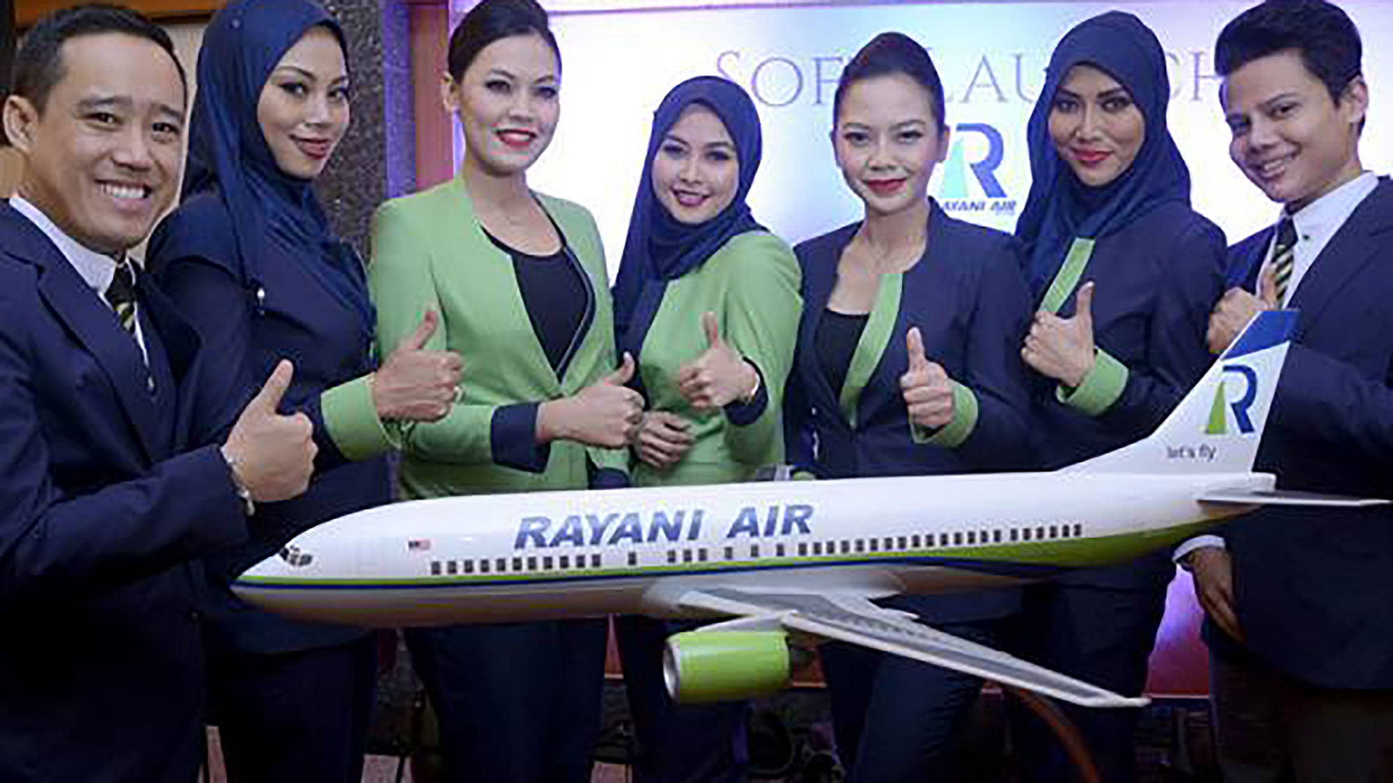 Rayani Air crew poses at the launch. (Photo: <a href="https://twitter.com/501Awani/status/678134800582967296">Twitter</a>)