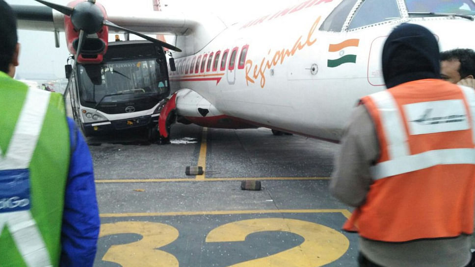 Airport authorities look on at the Jet Airways bus rammed into an aircraft. (Photo Courtesy: <a href="https://twitter.com/ANI_news/status/679141365268123648">Twitter/@ANI_news</a>) 