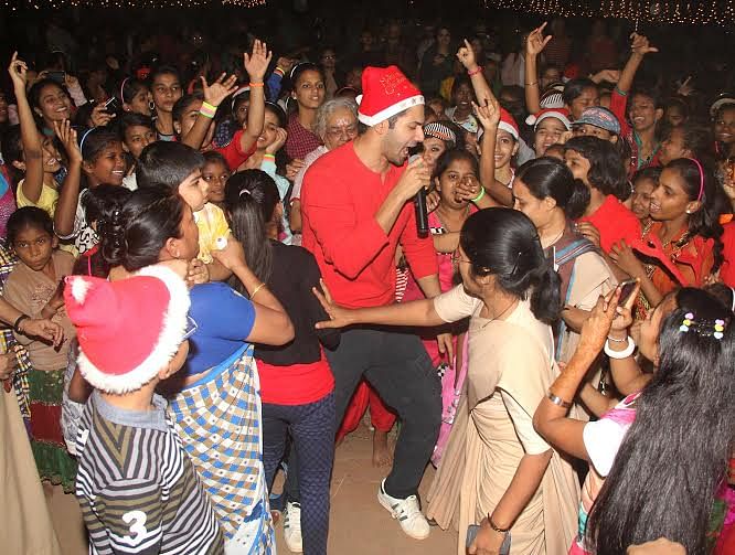 Varun Dhawan spends Christmas with kids