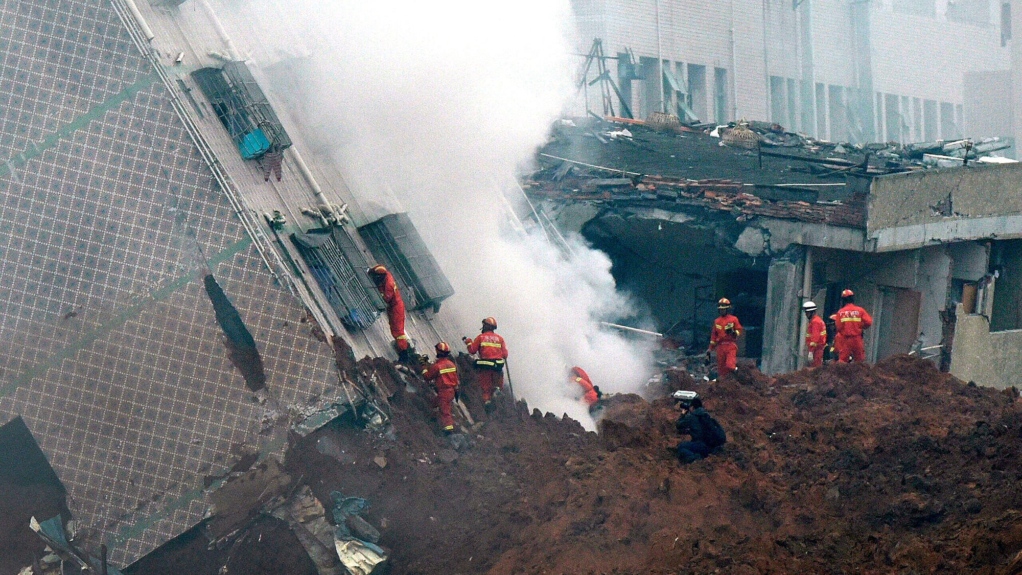 Rescuers search for survivors on a damaged building
following a landslide in south China. (Photo: AP) &nbsp; &nbsp; &nbsp;