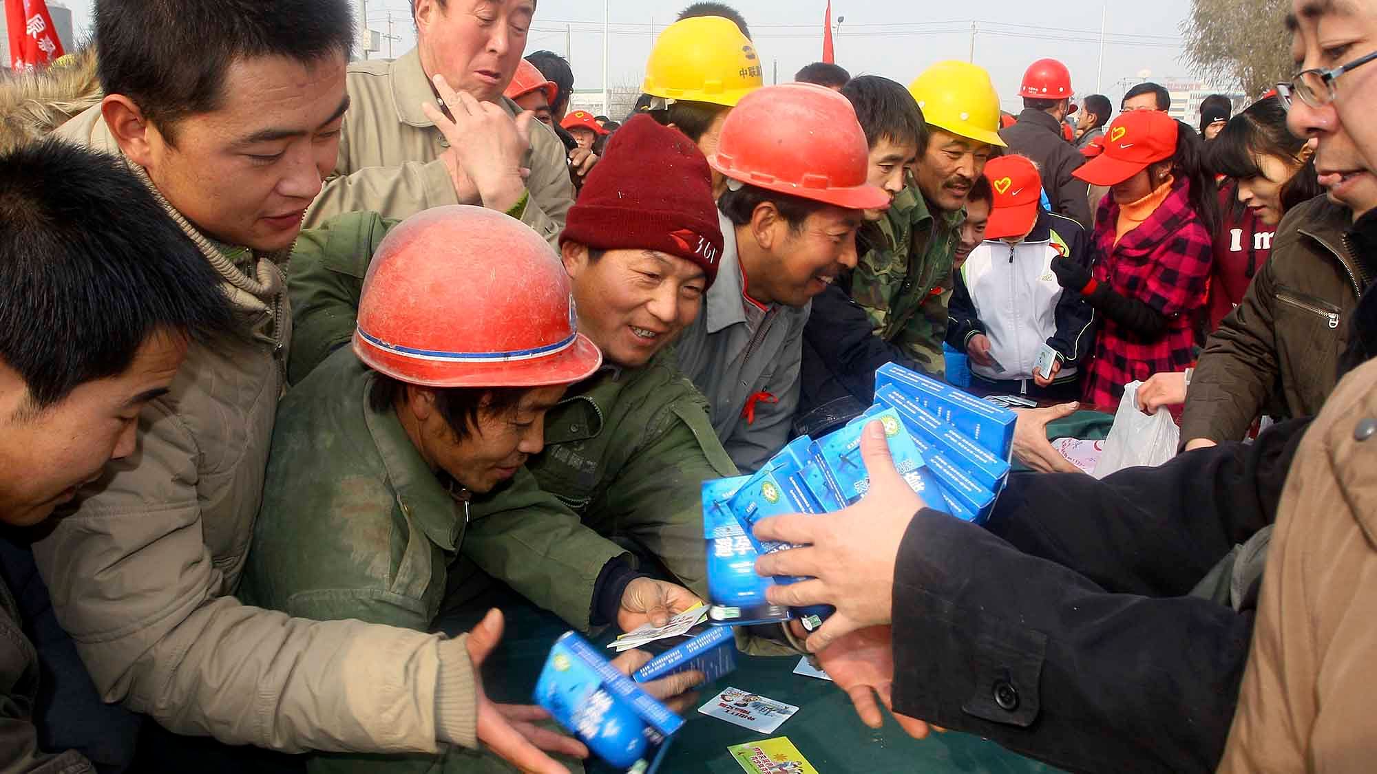 China’s migrant workers flock to get free condoms during an HIV/AIDS
awareness campaign. (Photo: Reuters) &nbsp; &nbsp; &nbsp;