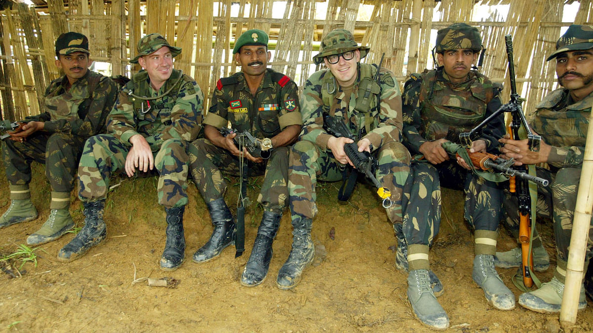 

Indian and US soldiers take a break from their joint Indo-US military exercise in Kumbhirgram, in Mizoram, April 6, 2004. (Photo: Reuters)