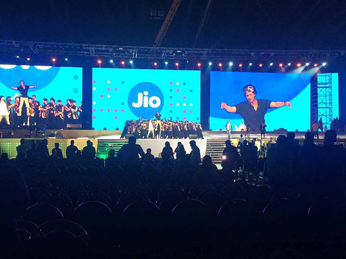 Live rendition of a Jab Tak Hai Jaan poem, wishing Salman birthday - the many faces of SRK at the Jio event.
