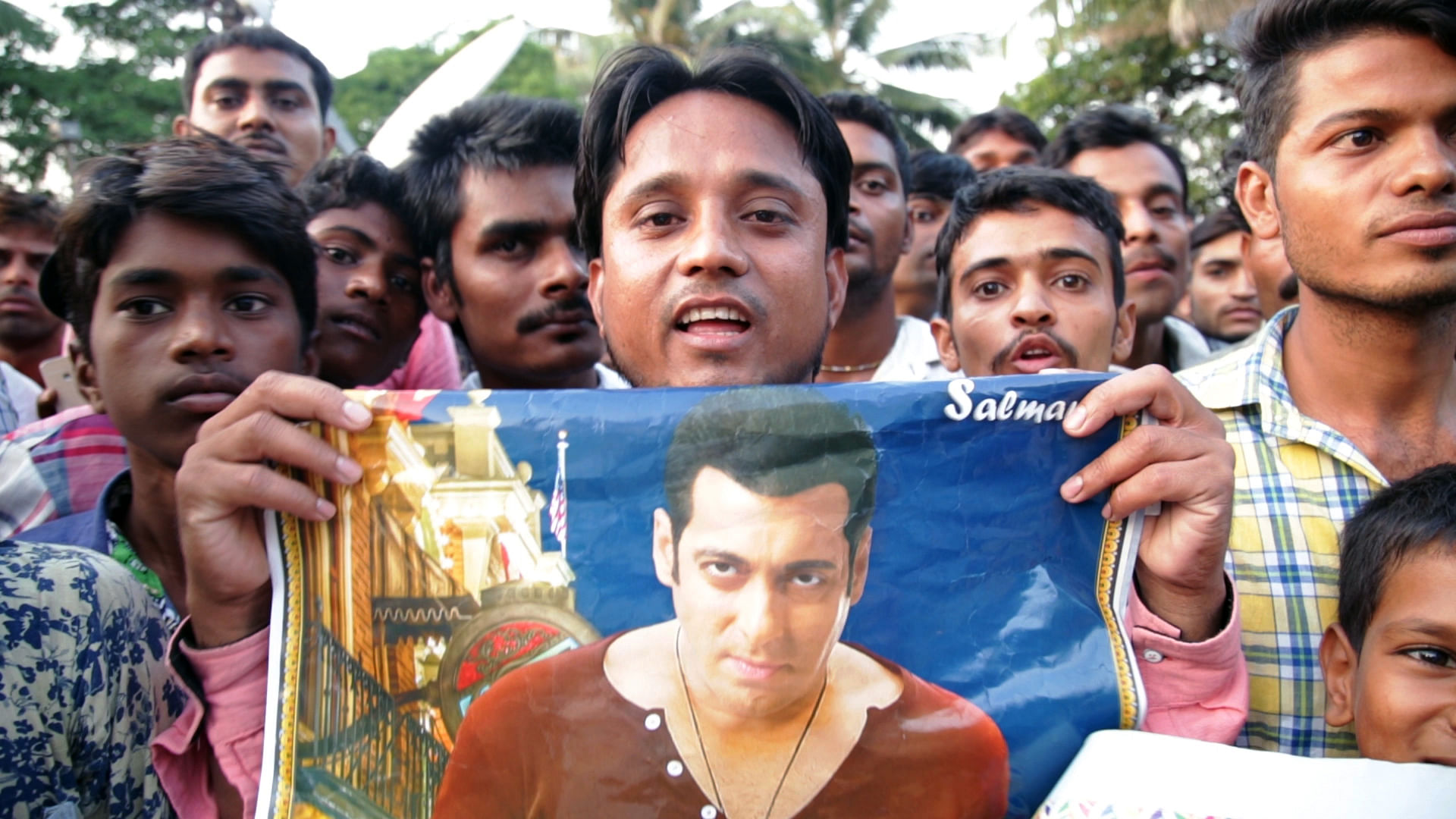 Fan frenzy outside Salman Khan’s home in Bandra, Mumbai (Photo: The Quint)