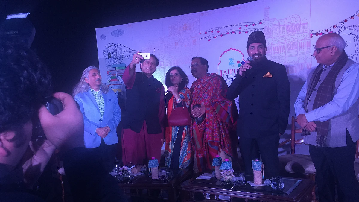 (L-R) Sanjoy Roy, Shashi Tharoor, Shazia Ilmi, Pavan Varma, Syed Salman Chisty and Sudheendra Kulkarni at the Jaipur Literature Festival curtain raiser panel discussion. (Photo: <b>The Quint</b>)