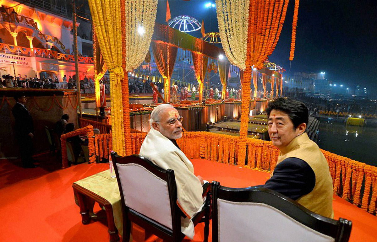 Prime Minister Narendra Modi and his Japanese counterpart Shinzo Abe witnessing the Ganga arti at Dasashwamedh Ghat in Varanasi (Photo: PTI)