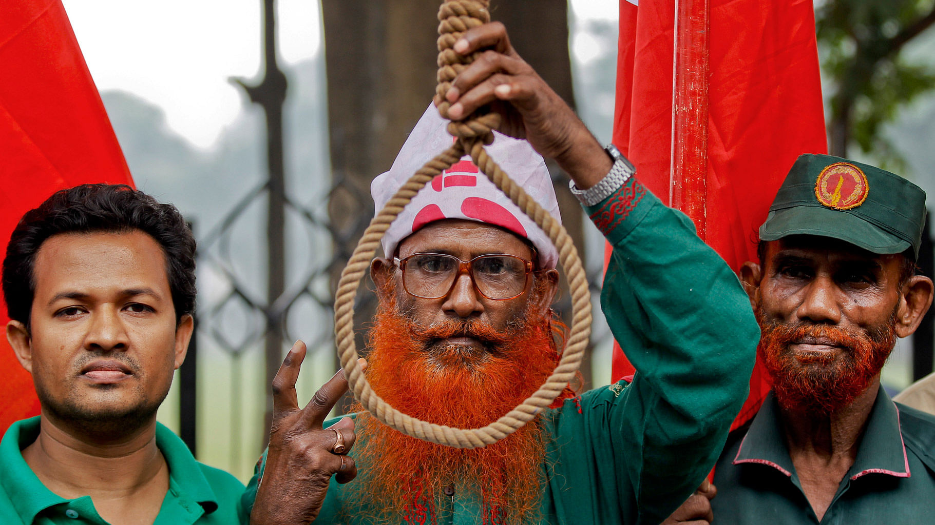 Bangladeshi activists who have been campaigning for capital punishment for war criminals demonstrate outside the Supreme Court ahead of an anticipated verdict in Dhaka, Bangladesh, November 18, 2015. (Photo: AP)