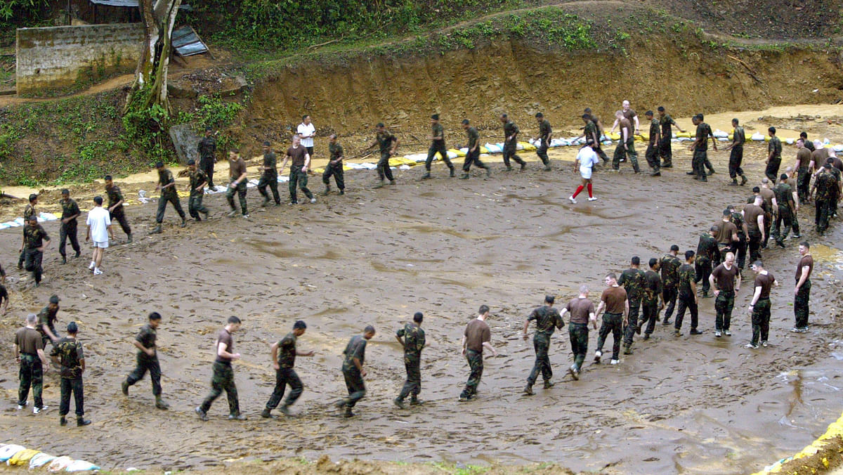 Indian and US soldiers work out during a joint Indo-US military exercise in Kumbhirgram, in  Mizoram, April 6, 2004. (Photo: Reuters)