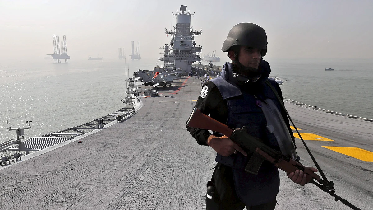 An Indian navy commando stands guard on the flight deck of <i>INS Vikramaditya</i>, the Indian navy’s aircraft carrier, anchored in the Arabian Sea off the coast of Mumbai, December 3, 2015. (Photo: Reuters)