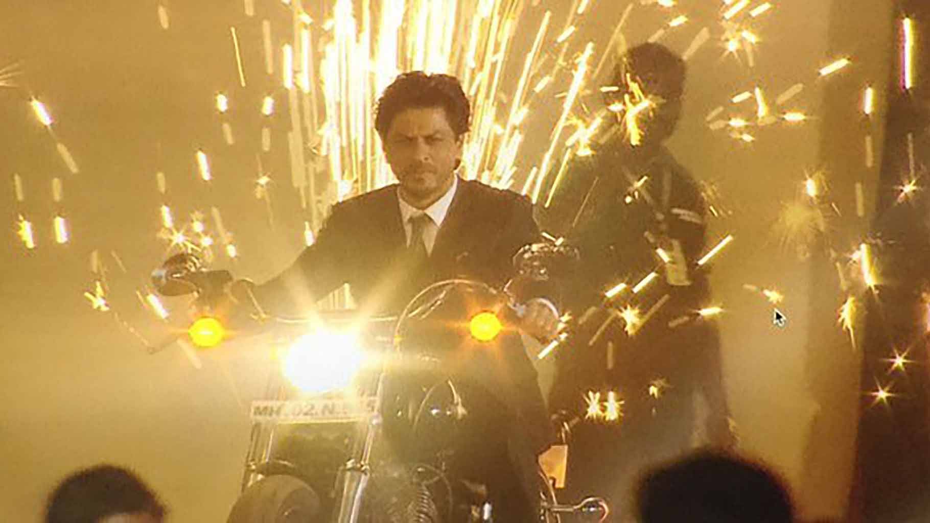 SRK’s smart entry to the event. (Photo: <a href="https://twitter.com/SRKFC1/status/681113866496008196">Twitter</a>)
