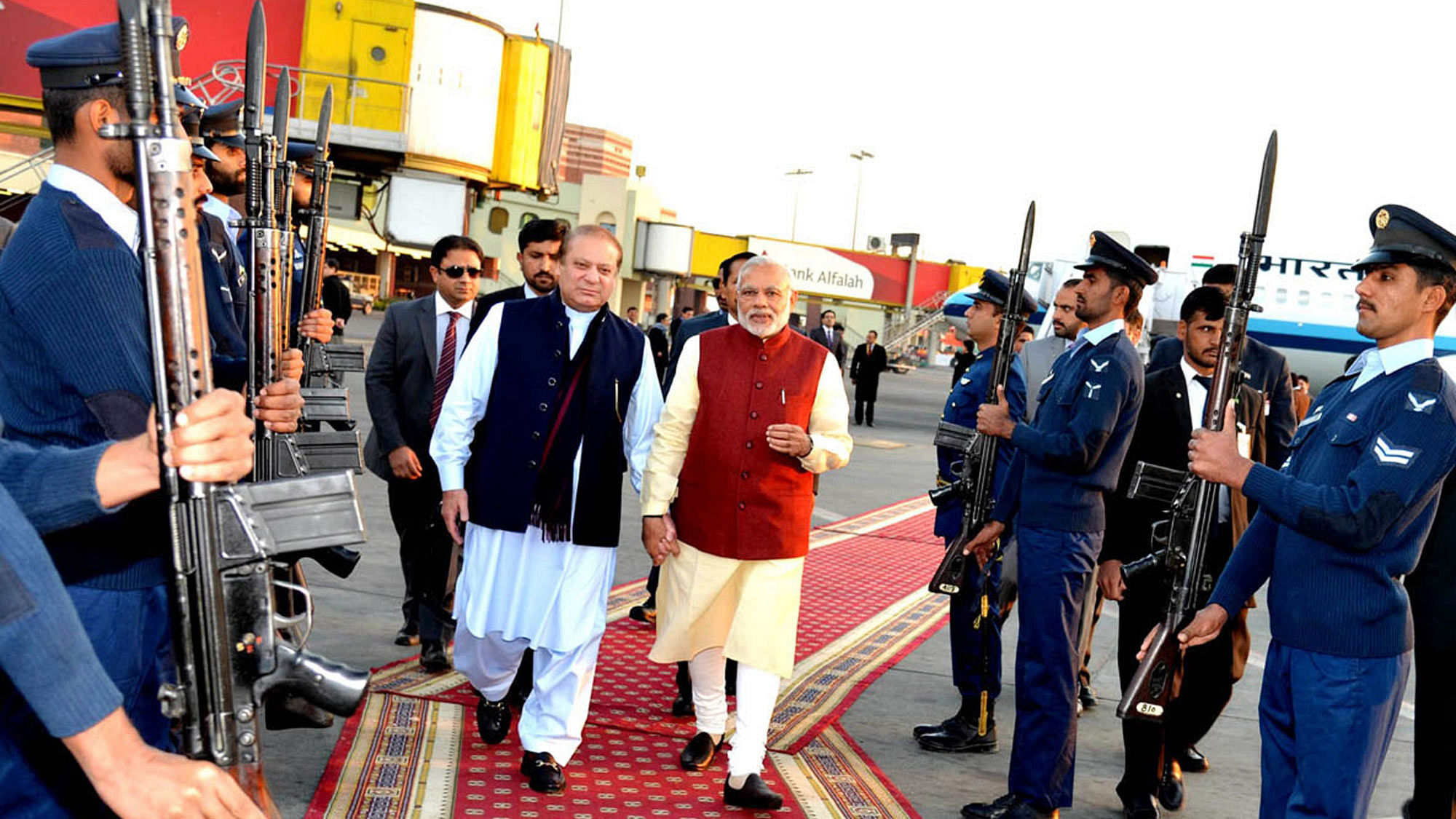  India’s Prime Minister Narendra Modi (right) reviews guard of honour with his Pakistani counterpart Nawaz Sharif in Lahore, Pakistan on Friday, Dec 25, 2015. (Photo: AP)