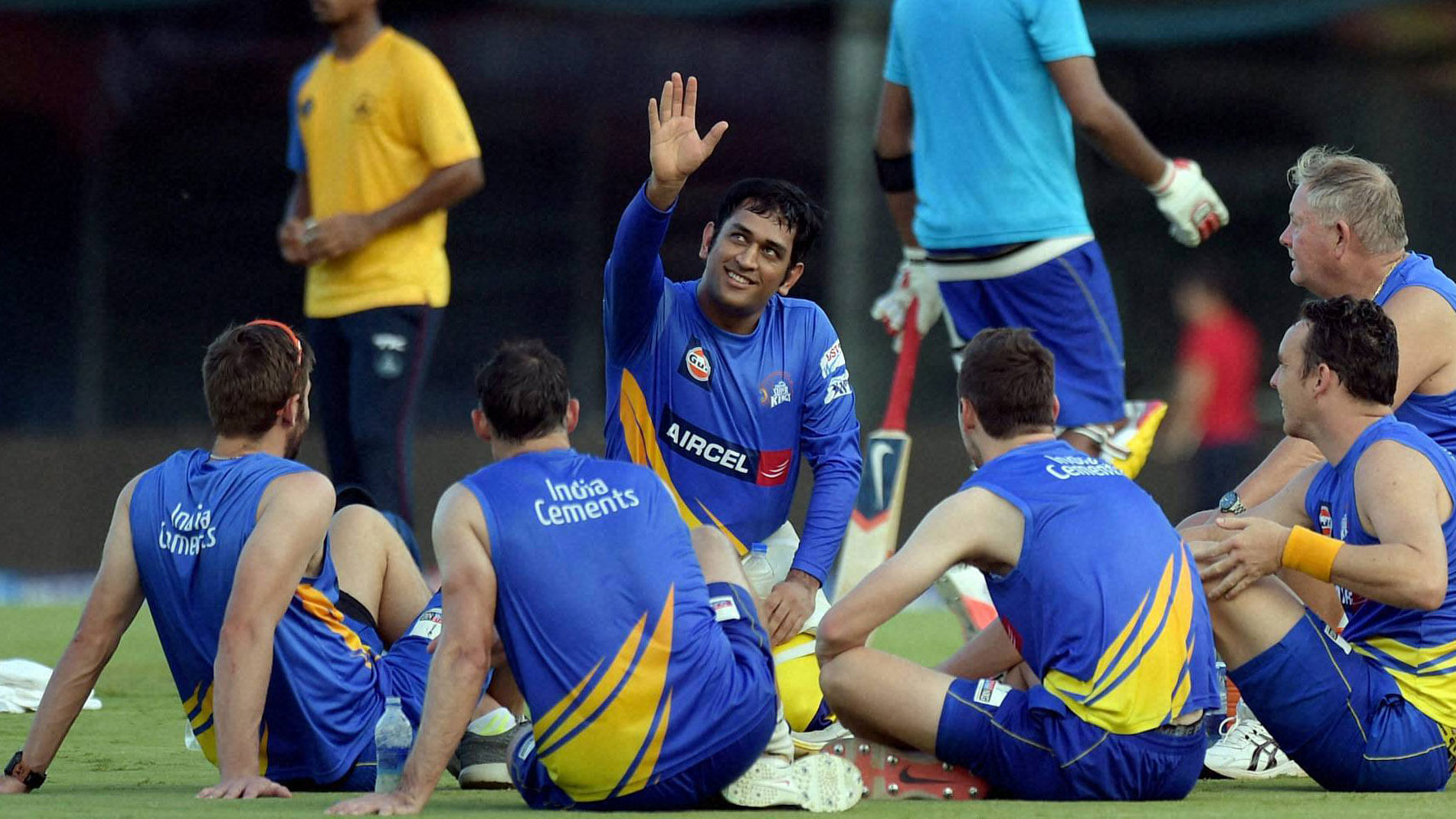 MS Dhoni speaks to a few Chennai Super Kings players during the 2015 IPL. (Photo: IPL/PTI)