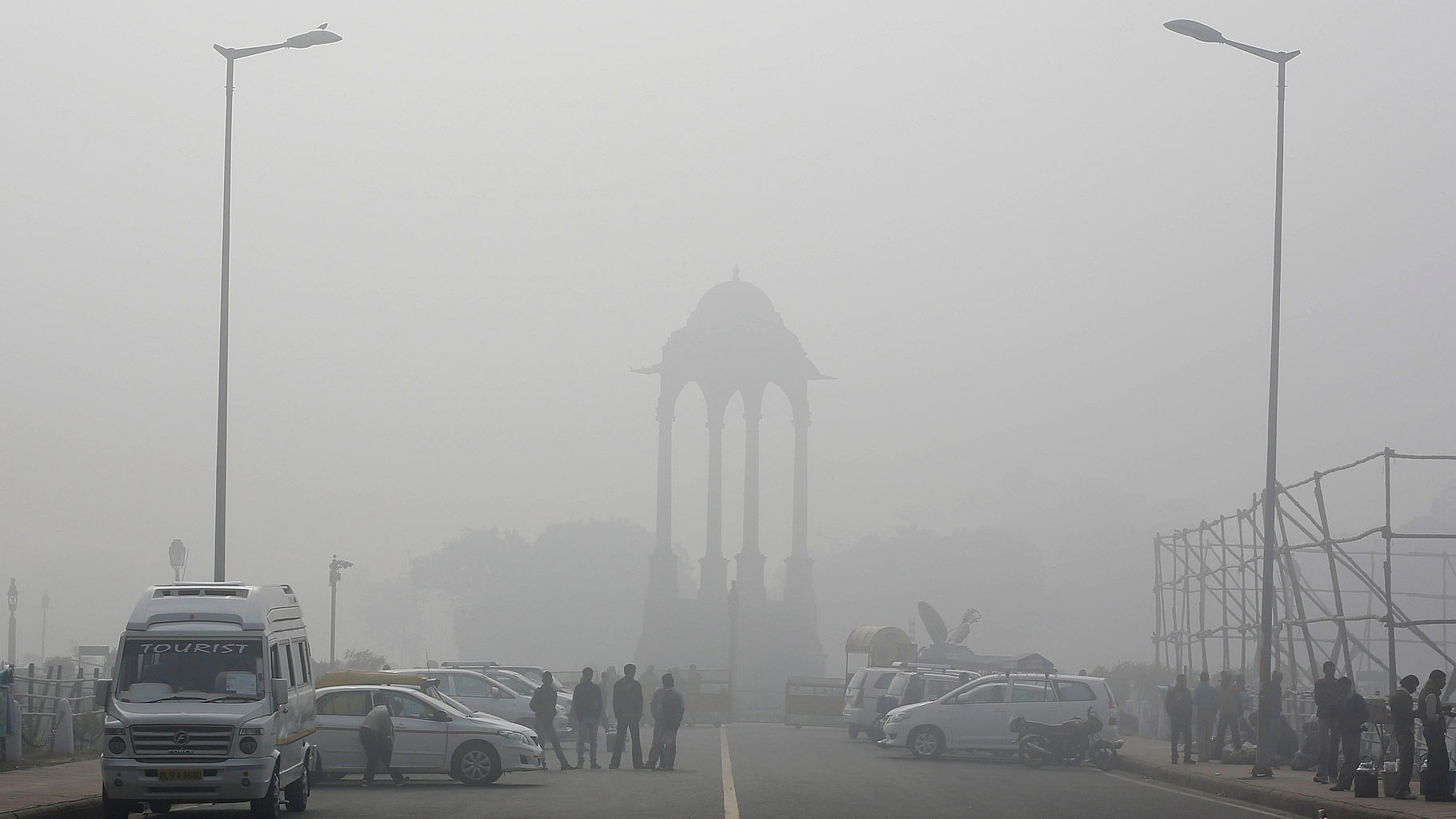 The India Gate war memorial on a smoggy day in New Delhi. (Photo: Reuters)