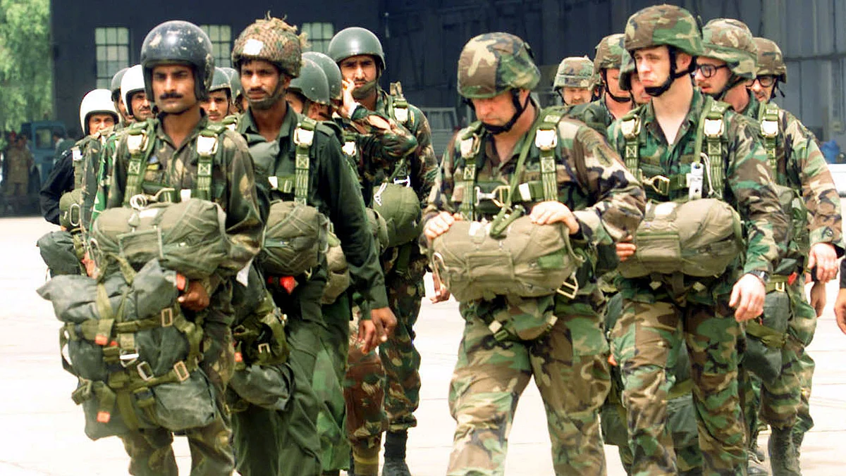 Indian and US soldiers walk during a joint exercise in the northern city of Agra, May 16, 2002. (Photo: Reuters)