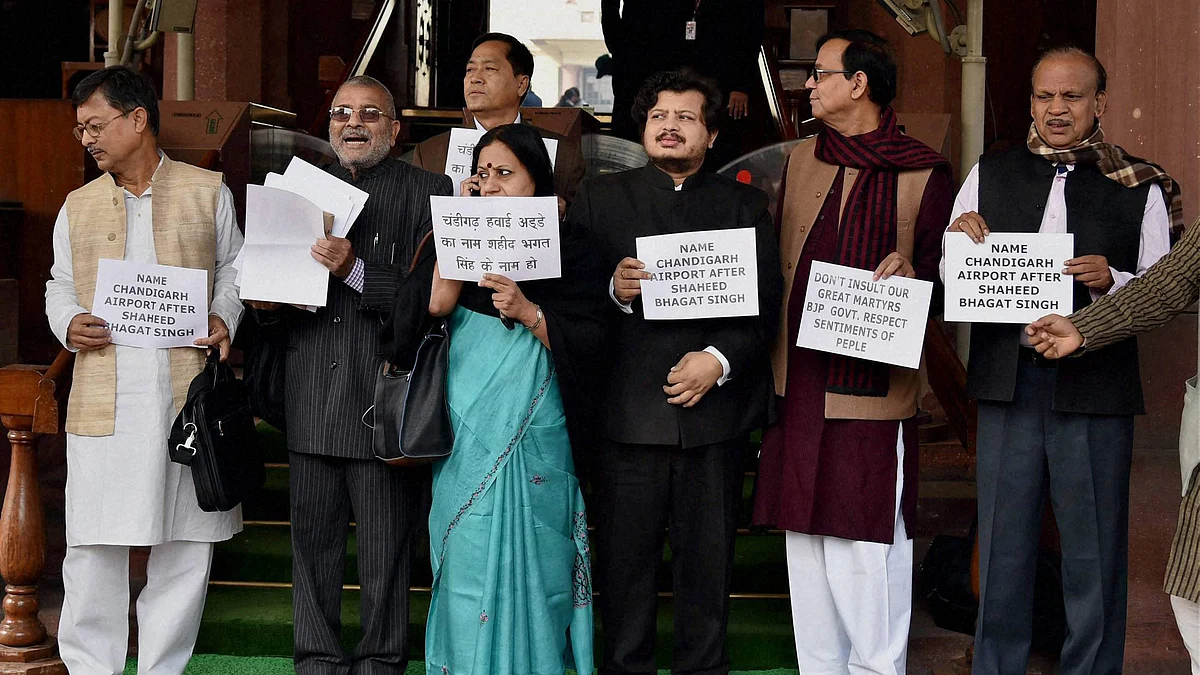 Left and AAP members shout slogans at a protest, demanding that Chandigarh Airport be named after Shaheed Bhagat Singh, at Parliament House in New Delhi, December 17, 2015. (Photo: PTI)