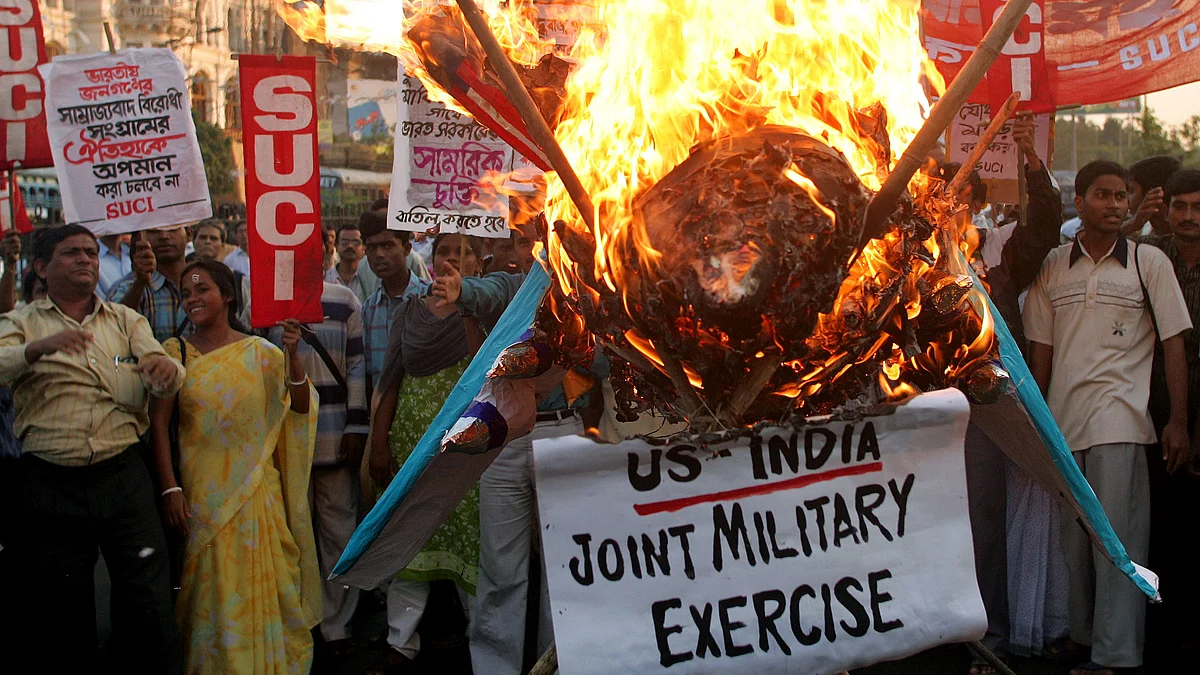 Activists from the Socialist Unity Centre of India (SUCI) burn an effigy of a US fighter plane during a demonstration against the India-US joint military exercise, in Kolkata, November 12, 2005. (Photo: Reuters)