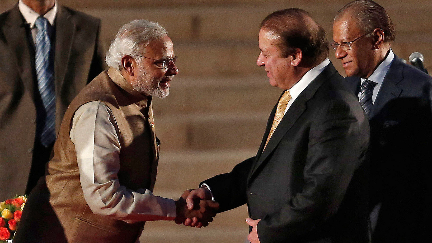   Prime Minister Narendra Modi (L) is greeted by his Pakistani counterpart Nawaz Sharif after Modi took the oath of office in New Delhi May 26, 2014. (Photo: Reuters)