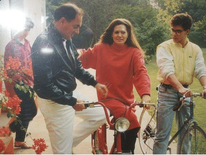 A young Rahul Gandhi on a bicycle, surrounded by his family. (Courtesy: Twitter/<a href="https://twitter.com/PatodiaMukesh">@PatodiaMukesh</a>)