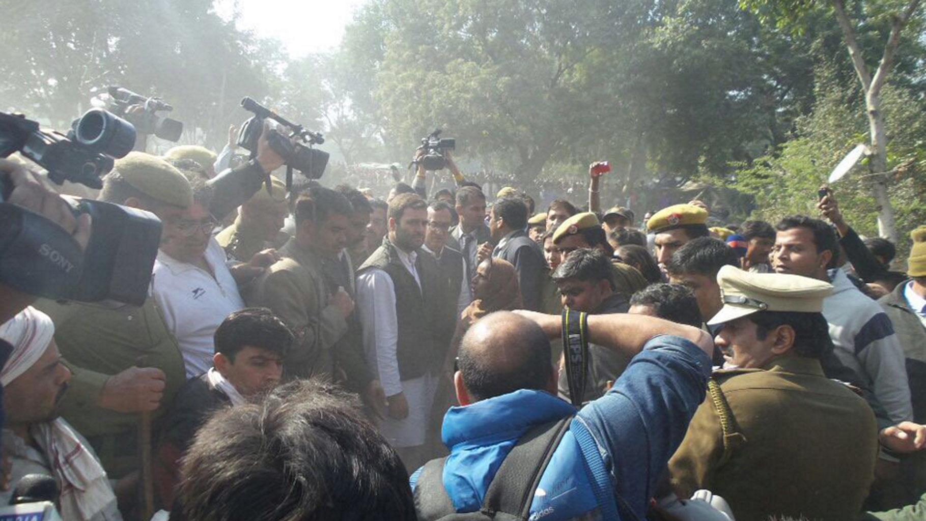 Rahul Gandhi in Shakur Basti on Monday. (Photo Courtesy: Rahul Gandhi’s <a href="https://twitter.com/OfficeOfRG">Twiter </a>account)