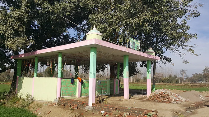 The non-descript shrine of a peer at Taloor village where Gurdaspur SP Salwinder Singh, his jeweller friend Rajesh Verma and cook Madan Gopal visited. (Photo: <b>The Quint</b>)