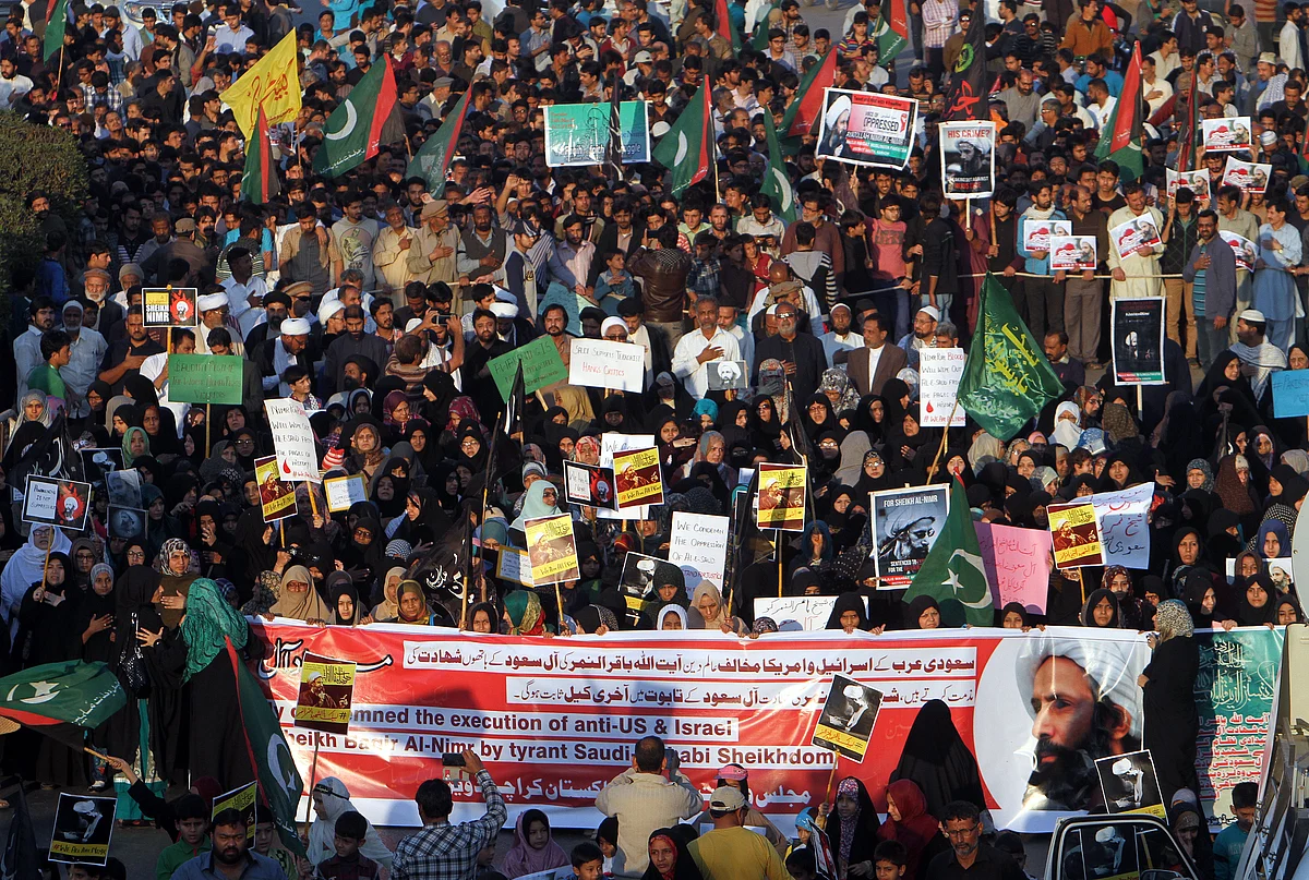 Shiite Muslim women chant slogans during a rally to condemn the execution of Saudi Shiite cleric Sheikh Nimr al-Nimr in Karachi, Pakistan. (Photo: AP)