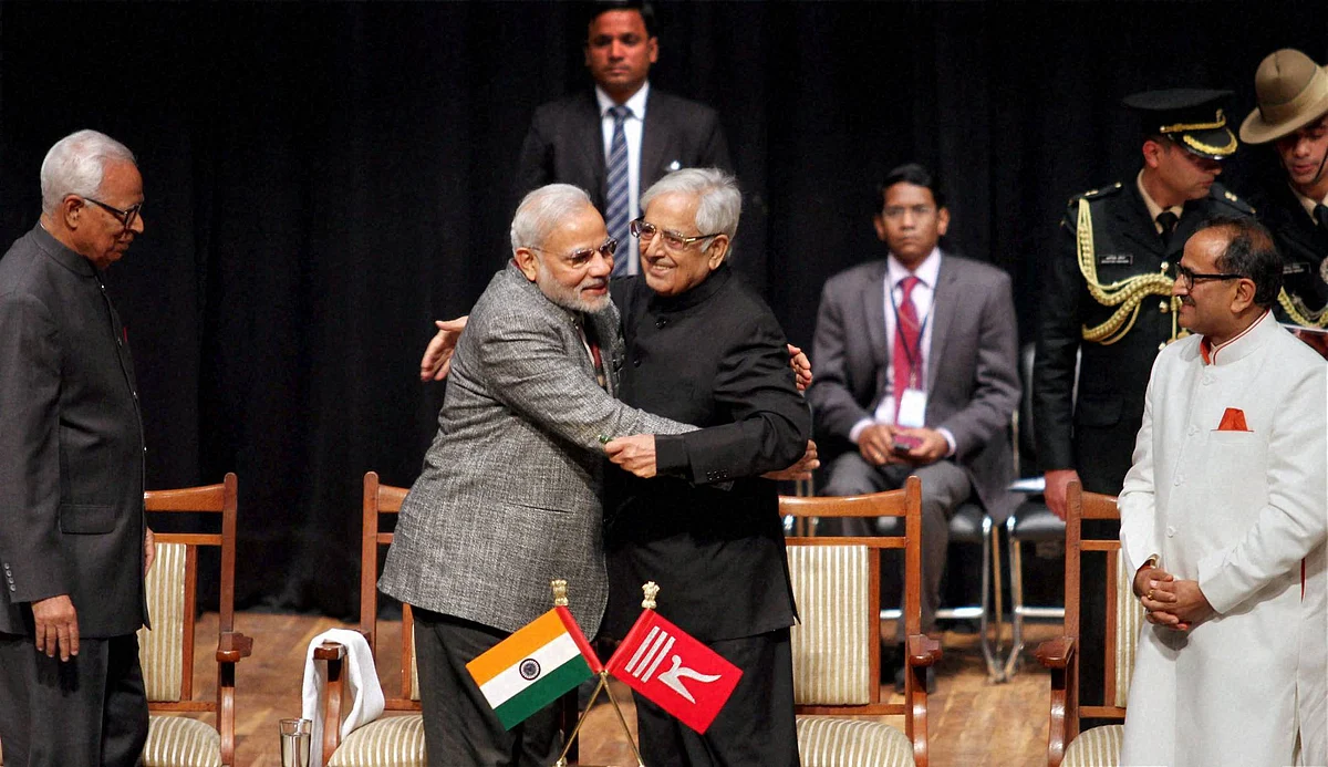 Narendra Modi hugged Mufti Mohammad Syeed during Mufti’s oath taking ceremony as Chief Minister of J&K. (Photo: PTI)