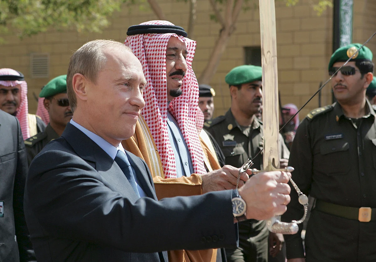 Russian President Vladimir Putin and Saudi Arabia’s King Salman bin Abdul Aziz, hold swords on a visit to King Abdul Aziz Historical Centre in Riyadh February 12, 2007. (Photo: Reuters)