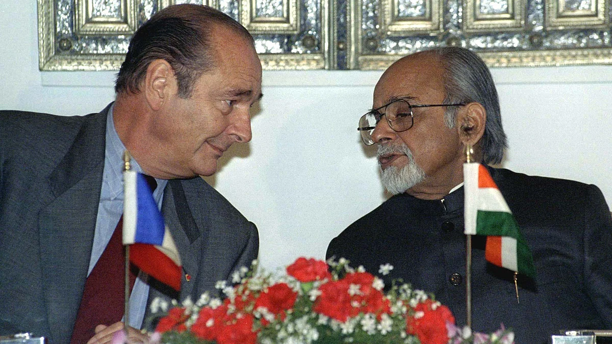 French President Jacques Chirac (L) talks with the then Indian Prime Minister Inder Kumar Gujral in New Delhi, January 25, 1998. (Photo: Reuters)