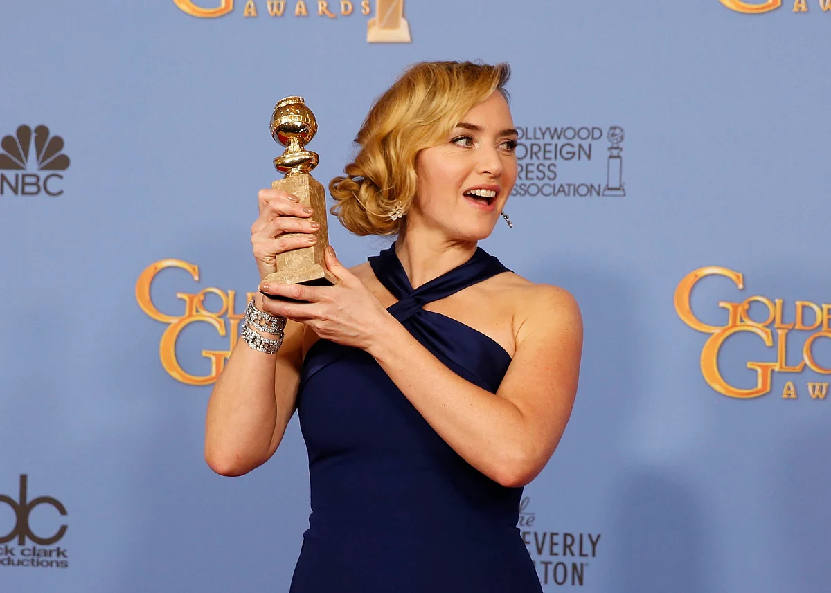 Actress Kate Winslet poses with her award for Best Performance by an Actress in a Supporting Role in any Motion Picture for her role in “Steve Jobs” backstage at the 73rd Golden Globe Awards in Beverly Hills, California (Photo: Reuters)