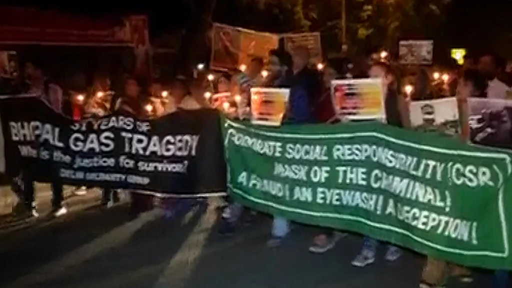 Bhopal gas tragedy victims protest at Jantar Mantar. (Photo Courtesy: ANI screengrab)