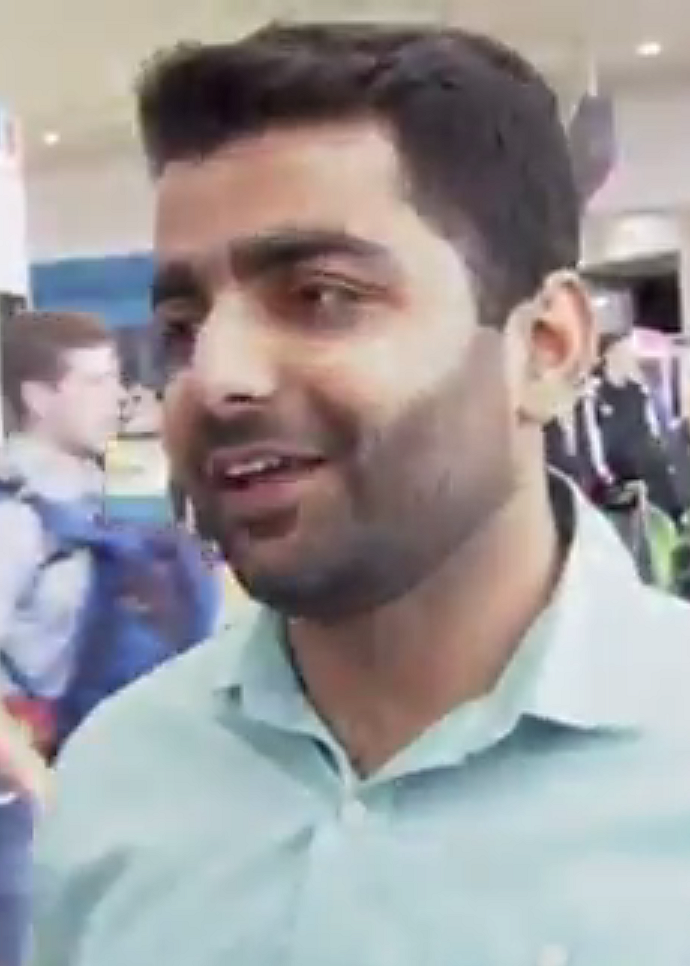 Waqas Naveed, the fan who paid for Afridi and Ahmed Shahzad. (Photo: <a href="https://twitter.com/DontBlushBaby/status/686494871583109121">Twitter</a>)