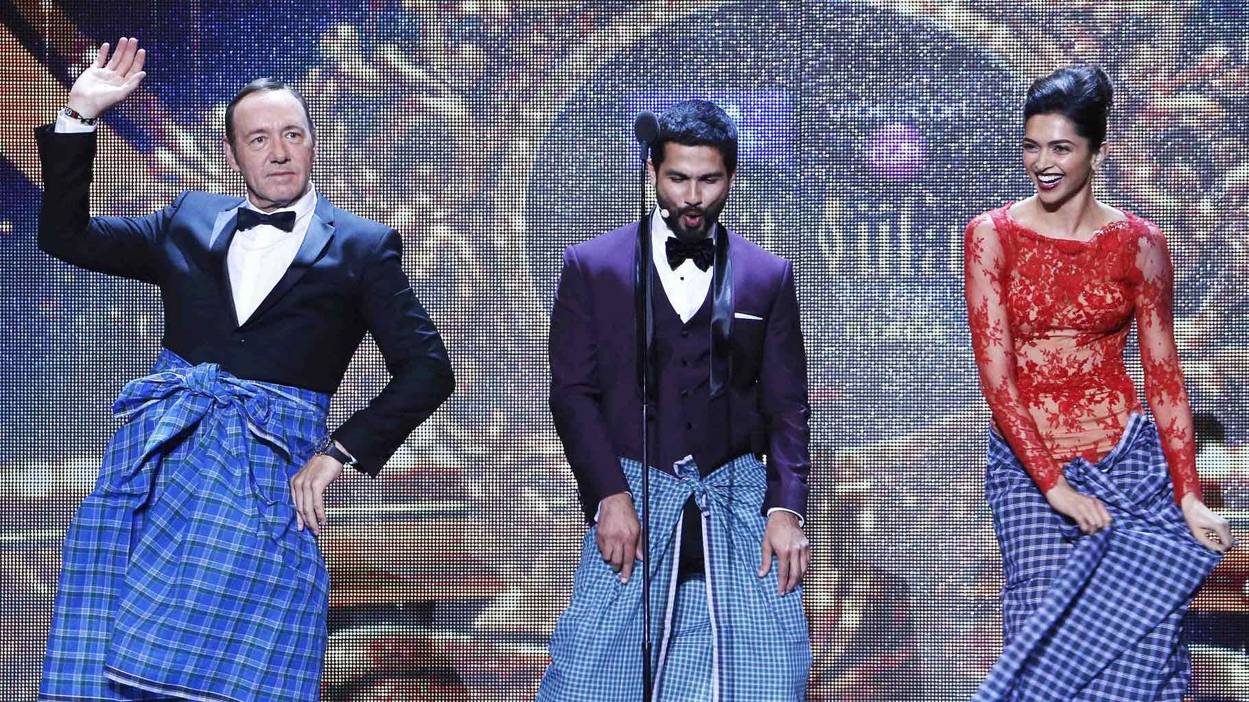 Kevin Spacey does the <i>lungi</i> dance with Shahid Kapoor and Deepika Padukone at IIFA 2014 in Florida (Photo: Reuters)<a href="http://www.thequint.com/section/Entertainment"></a>