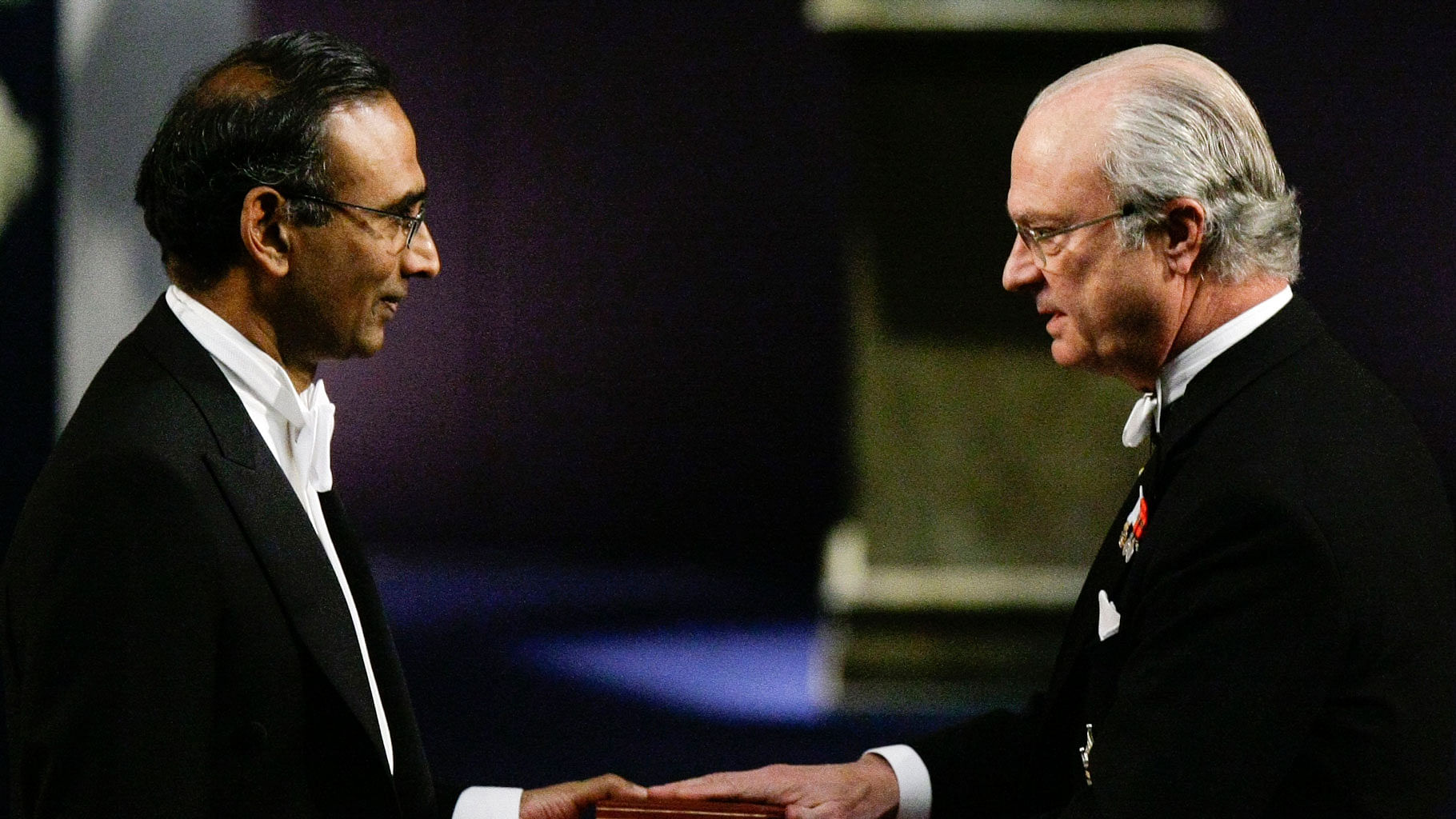 File image of Venkatraman Ramakrishnan receiving the 2009 Nobel Prize in Chemistry from Sweden’s King Carl XVI Gustaf. (Photo: Reuters)<a href="http://www.thequint.com/section/India"></a>