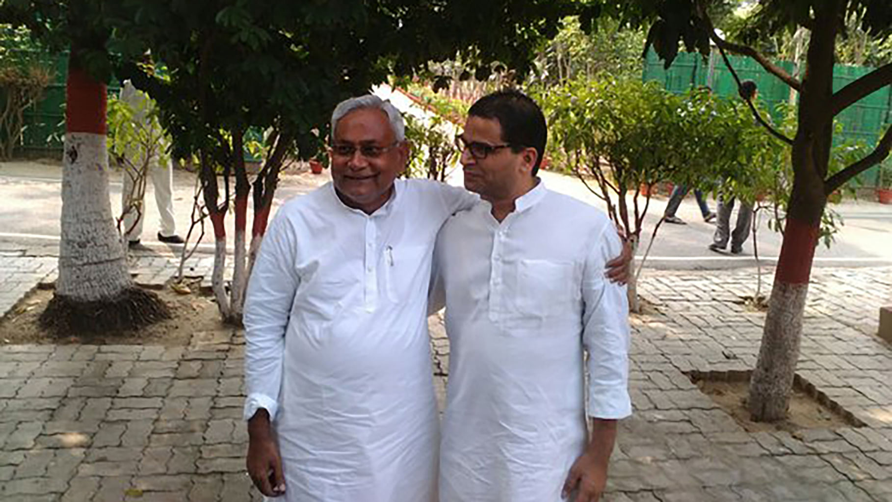 Nitish Kumar with Prashant Kishor after the trends made it
clear that JDU+ would come out as the clear winner. (Photo: <a href="https://twitter.com/SanjayBragta/status/663282131662188544">Twitter</a>)