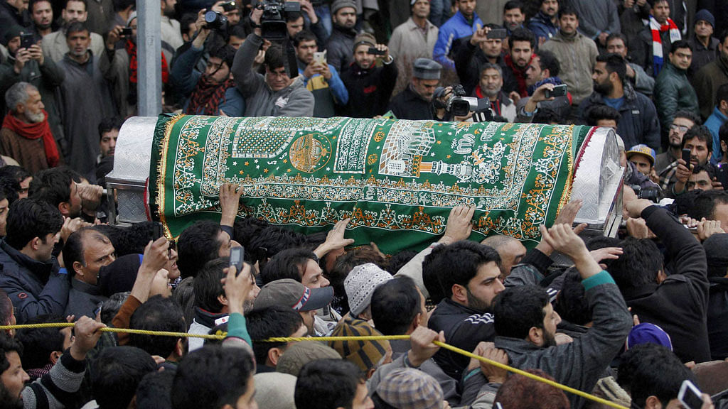 People carrying the body of Chief Minister of Jammu and Kashmir Mufti Mohammad Sayeed during his funeral procession, in Srinagar. (Photo: PTI)