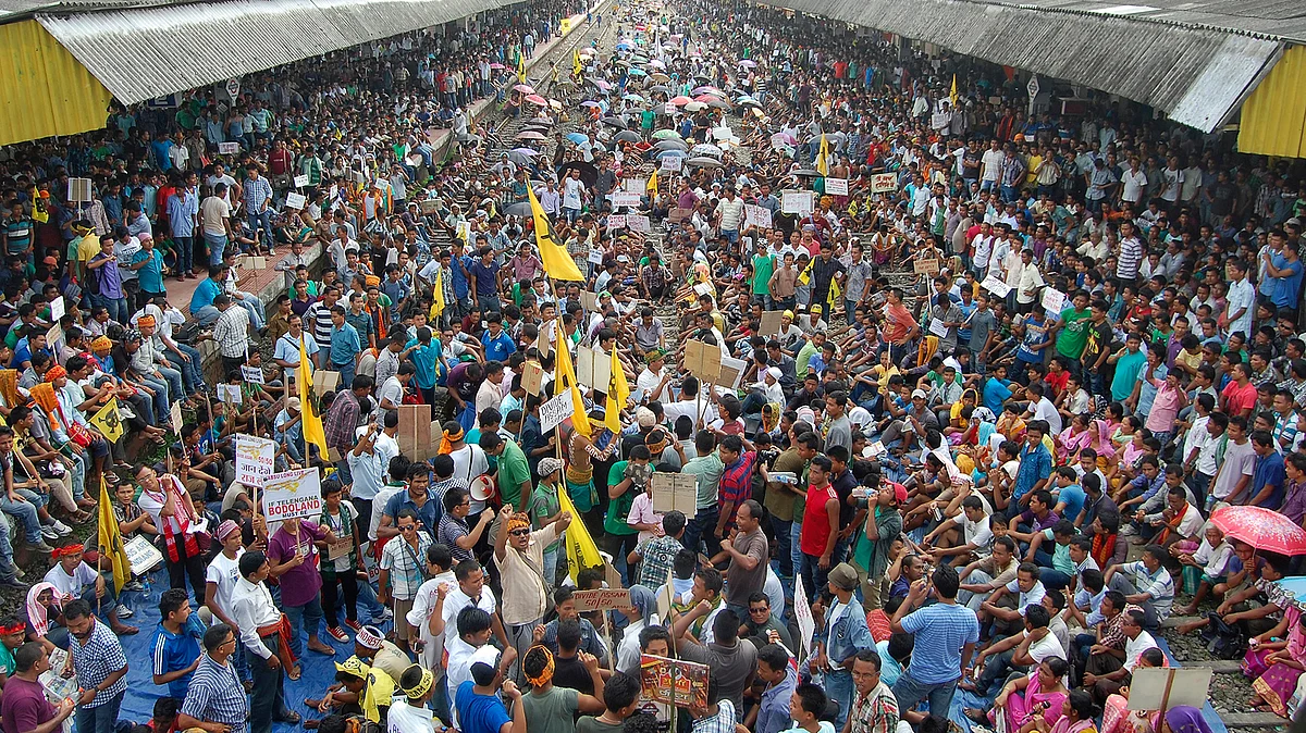 Activists from the All Bodo Students Union (ABSU) along with other Bodo organisations block railway tracks during a protest at a railway station at Kokrajhar in the northeastern Indian state of Assam on August 2, 2013. (Photo: Reuters)