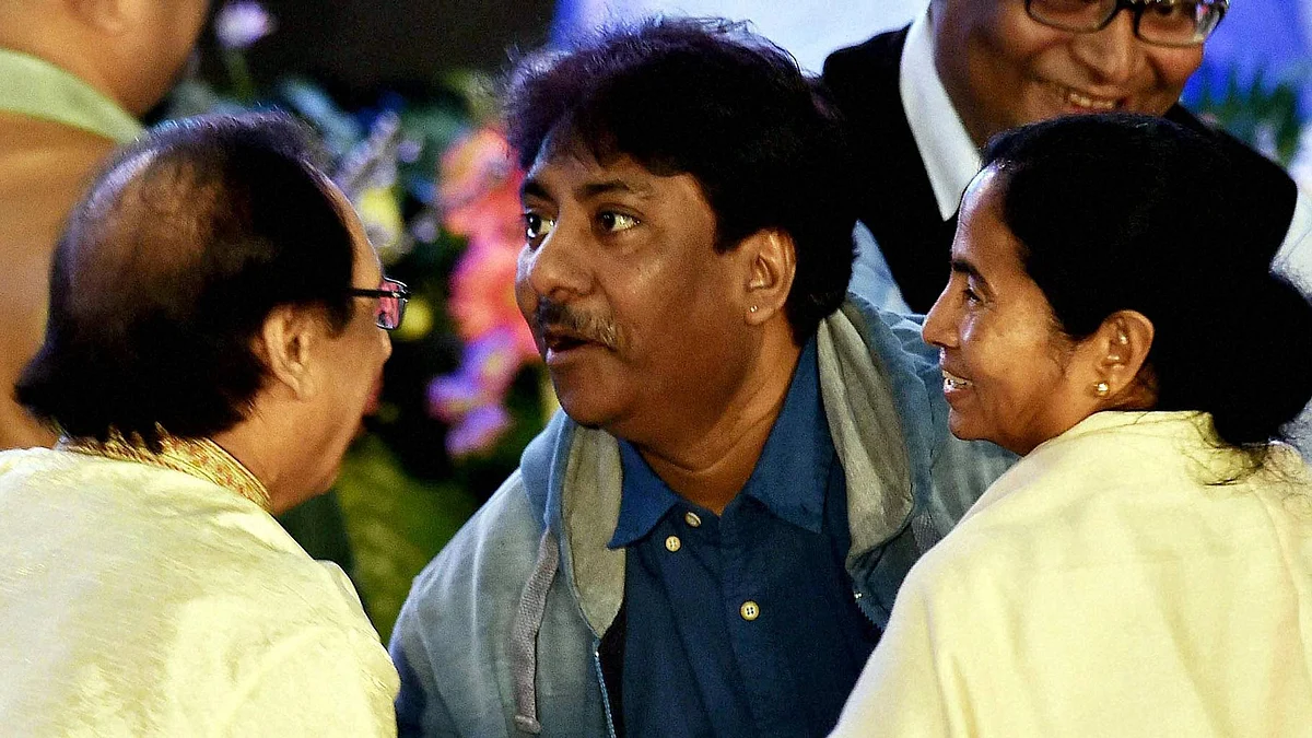 West Bengal Chief Minister Mamata Banerjee with Ghazal maestro Ghulam Ali and Ustad Rashid Khan in Kolkata on Tuesday. (Photo: PTI)