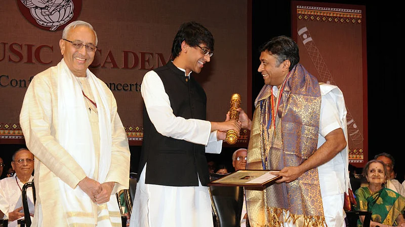 Birudu Patra Sangeetha Kala Nidhi being presented to Sanjay Subrahmanyan. (Photo Courtesy: <a href="http://musicacademymadras.in/">Music Academy Madras</a>)