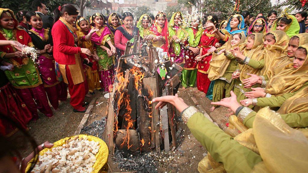 Lohri 2018: Date, Significance, Rituals And Traditional Feast. All You Need  to Know About Lohri.