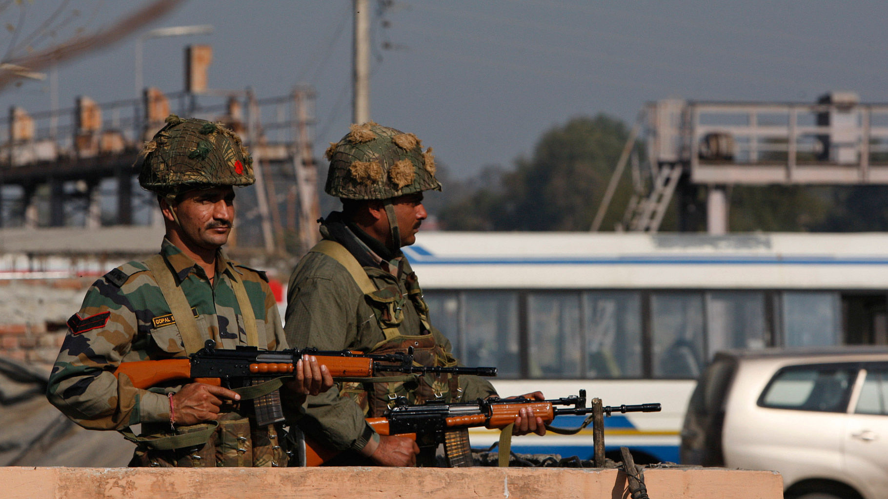 Army personnel take positions outside the  airbase in Pathankot, 430 kilometers  north of New Delhi,  Saturday, January 2, 2016. (Photo: AP)