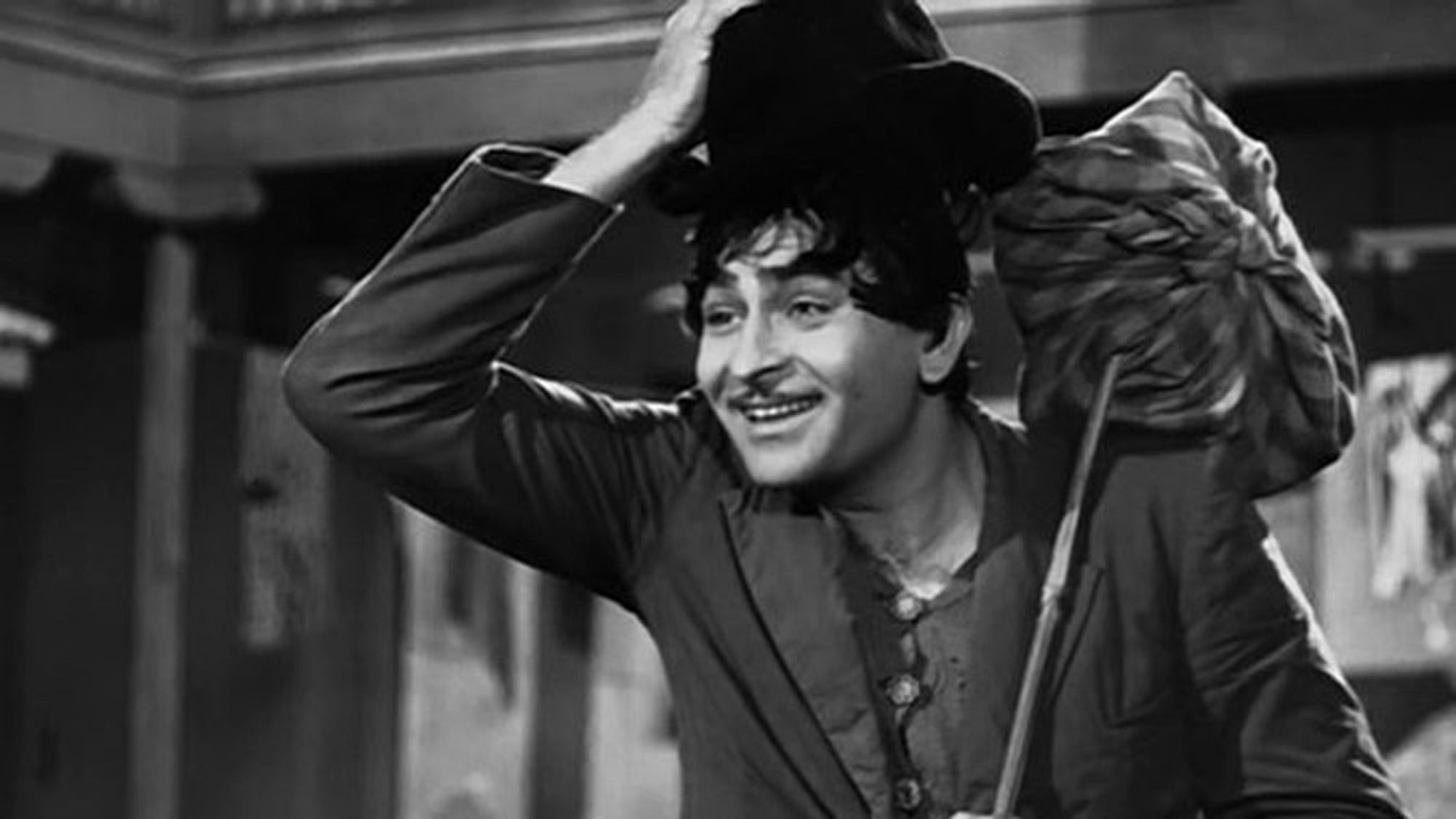 Raj Kapoor in iconic song <i>Mera Joota Hai Japani</i>. (Photo: <a href="https://www.youtube.com/watch?v=TdQwPwmsUC0">YouTube/Shemaroo</a>)