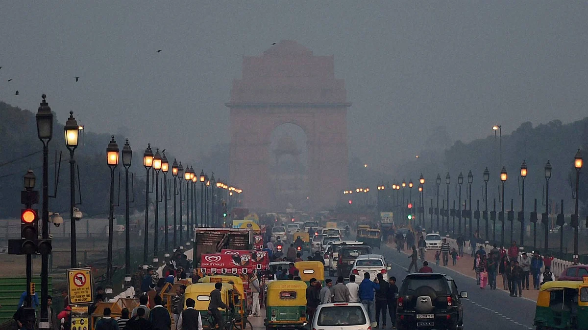 A view of smog at New Delhi’s India Gate before the odd-even plan came into force. (Photo: PTI)