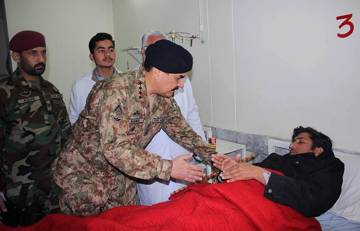 Pakistan army chief General Raheel Sharif meets a person injured in the TTP attack on Bacha Khan university. (Photo: AP)