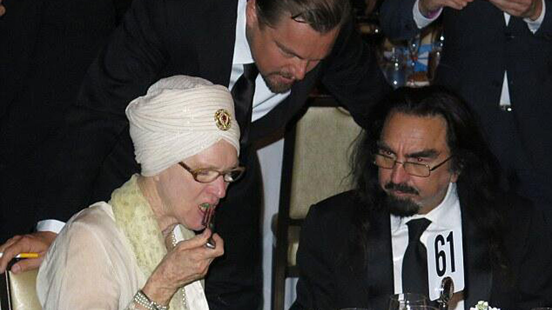 Hollywood superstar Leonardo DiCaprio (C) with his father George (R) and his stepmother Peggy (L) during an award ceremony. (Photo: Twitter/<a href="https://twitter.com/ishwinder06/status/447390413876236288">@ishwinder06</a>)