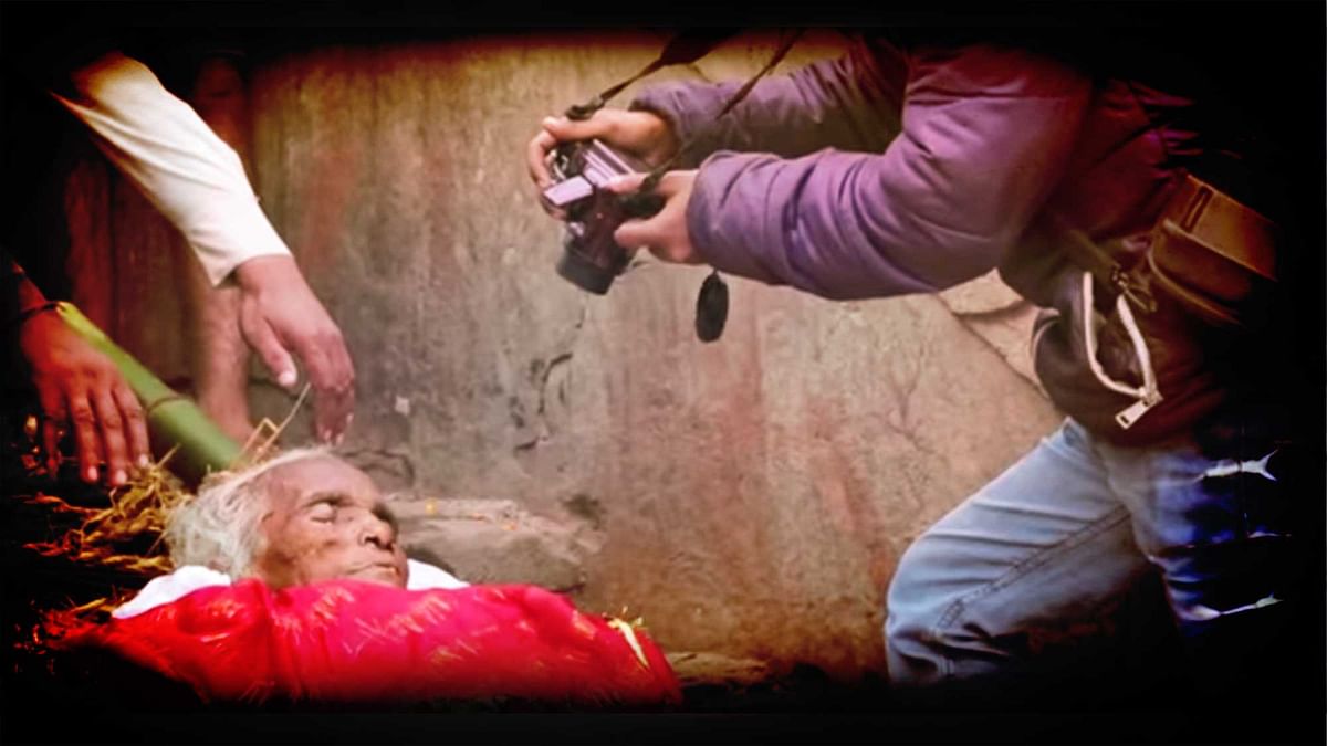 Meet the ‘death-photographers’ of Varanasi, who earn a living out of photographing the corpses. 