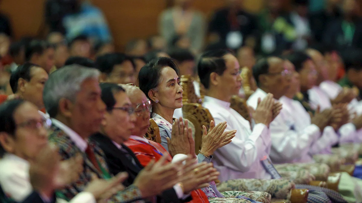 Myanmar’s Aung San Suu Kyi claps after Myanmar’s
Commander-in-Chief Senior General Min Aung Hlaing’s speech in the Naypyitaw talks.
(Photo: Reuters)
