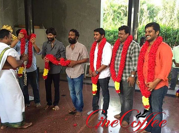 Dhanush starrer <i>Kodi </i>goes on floors (Photo: Twitter/<a href="https://twitter.com/cinecoffeemag/status/684255054560243712">@cinecoffeemag</a>)