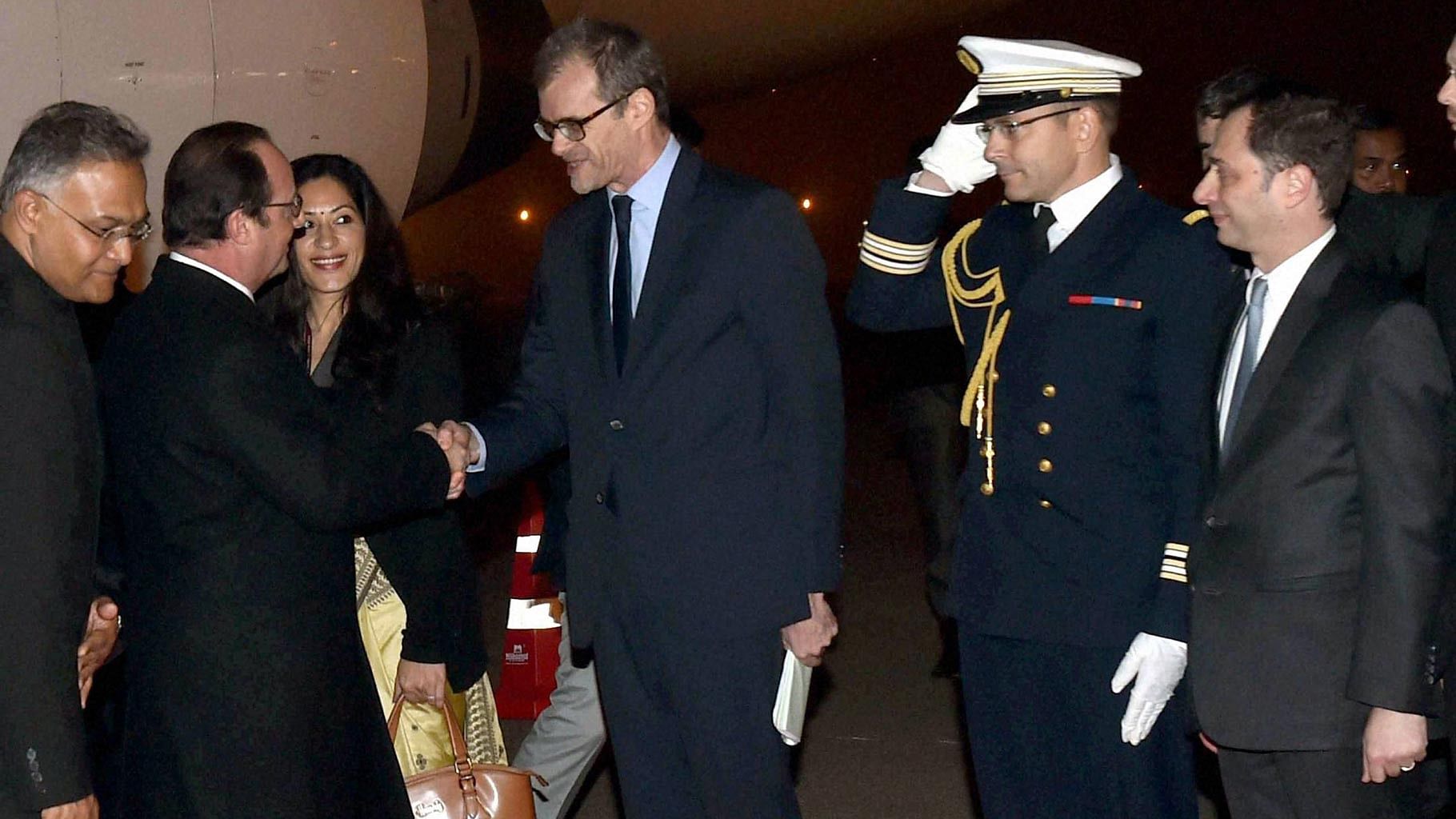 French President Francois Hollande (second from left) being received at the Palam AirFporce station in Delhi on Sunday, 24 January 2016. (Photo: PTI)