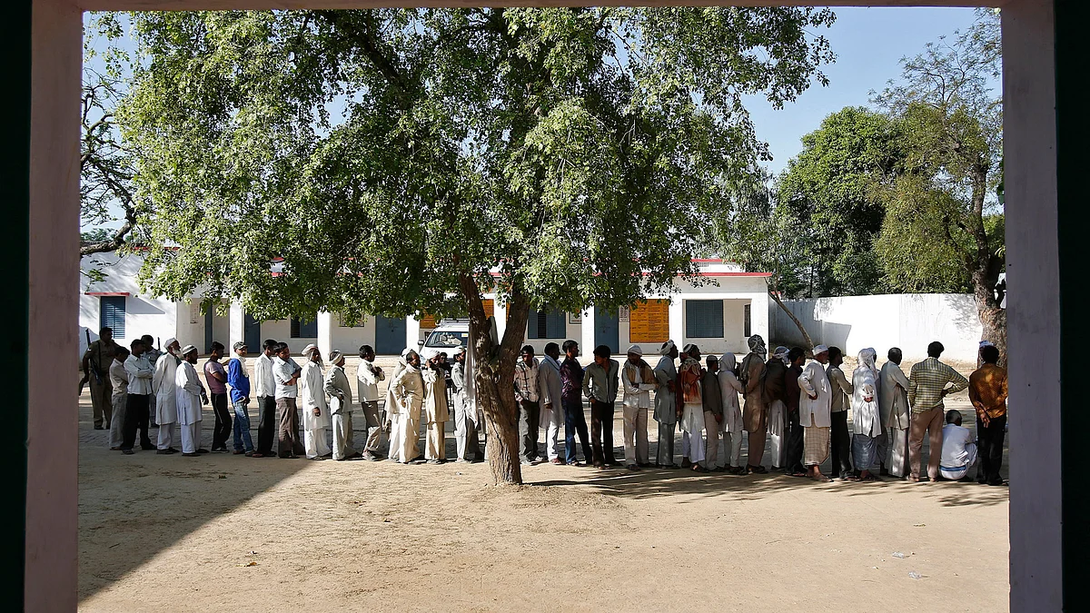 Muslims, who were displaced by deadly religious strife in 2013, line up to cast their votes for the general election outside a polling station at Parla village in Muzaffarnagar, April 10, 2014. (Photo: Reuters)