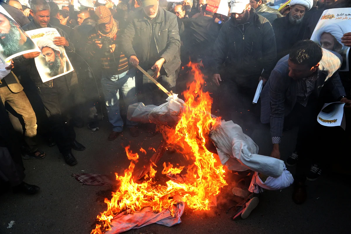 Followers of Shiite cleric Muqtada al-Sadr burn an effigy of King Salman of Saudi Arabia (Photo: AP)